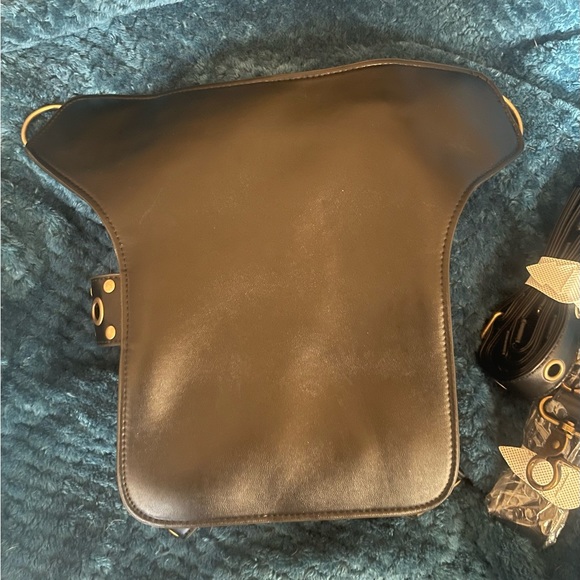 Black Leather hip bag in steampunk style. 2 belts for waist and thigh included - Picture 4 of 5